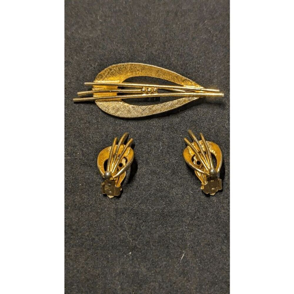Vintage Unsigned Brushed & Textured Gold Tone Leaf Fan Pin Clip-on Earrings Set